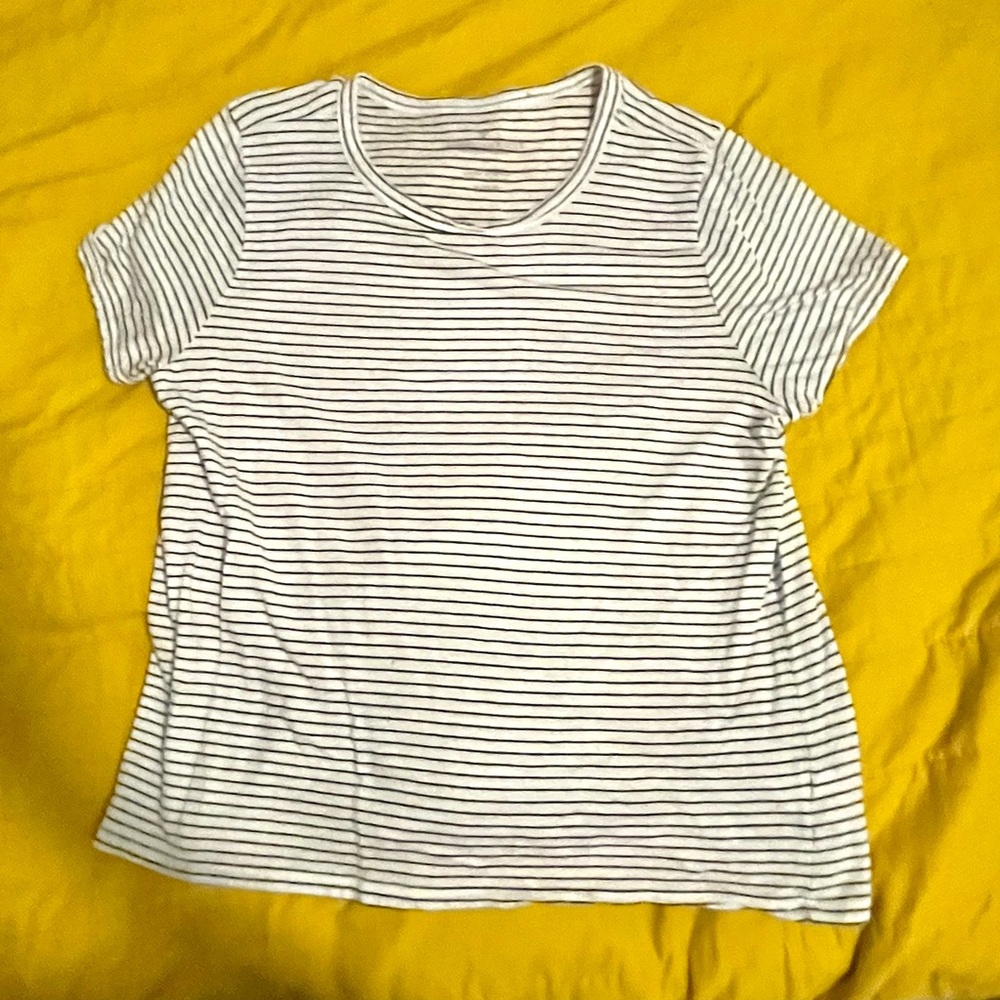 Super cute american eagle tee Really good for everyday